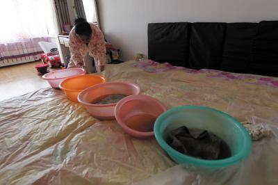 安多楼上漏水，住户失联，小区没物管，业主维权难！律师来支招……